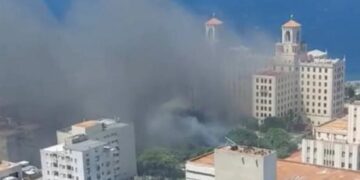 Columna de humo provocada por un incendio en las inmediaciones del Hotel Nacional, en La Habana. Foto: Cubasí.