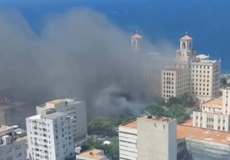 Columna de humo provocada por un incendio en las inmediaciones del Hotel Nacional, en La Habana. Foto: Cubasí.