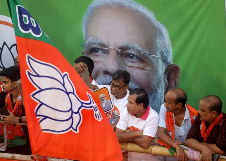 Partidarios del Partido Bharatiya Janata (BJP) se reúnen para un evento de campaña antes de la fase final de las elecciones generales en Kolkata, India Oriental, el 28 de mayo de 2024. Foto: EFE/EPA/PIYAL ADHIKARY.