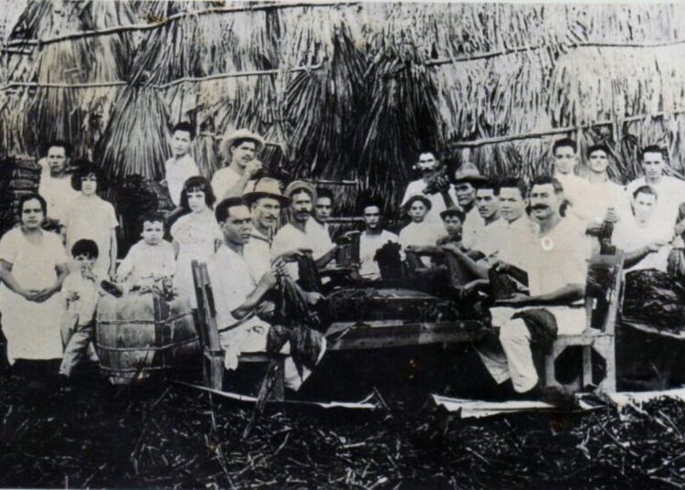 Inmigrantes canarios en una escogida de tabaco en Cabaiguán, Cuba. Foto tomada de rcabaiguan.cu