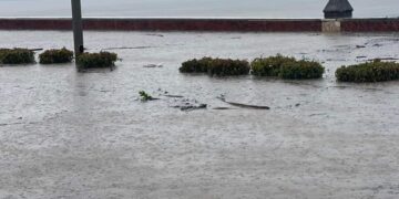 Inundaciones en la zona del malecón de Manzanillo, en Granma, el domingo 23 de junio de 2024. Foto: Tomada del perfil de Facebook de Radio Granma Manzanillo.