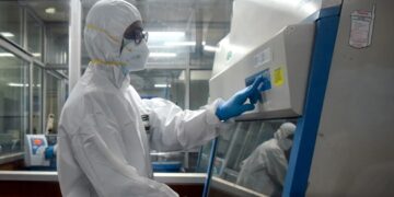 Vista de un laboratorio de investigación médica, en una fotografía de archivo. Foto: Idrees Mohamed / EFE / Archivo.