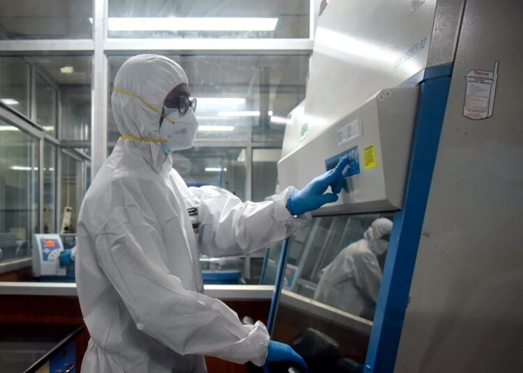 Vista de un laboratorio de investigación médica, en una fotografía de archivo. Foto: Idrees Mohamed / EFE / Archivo.