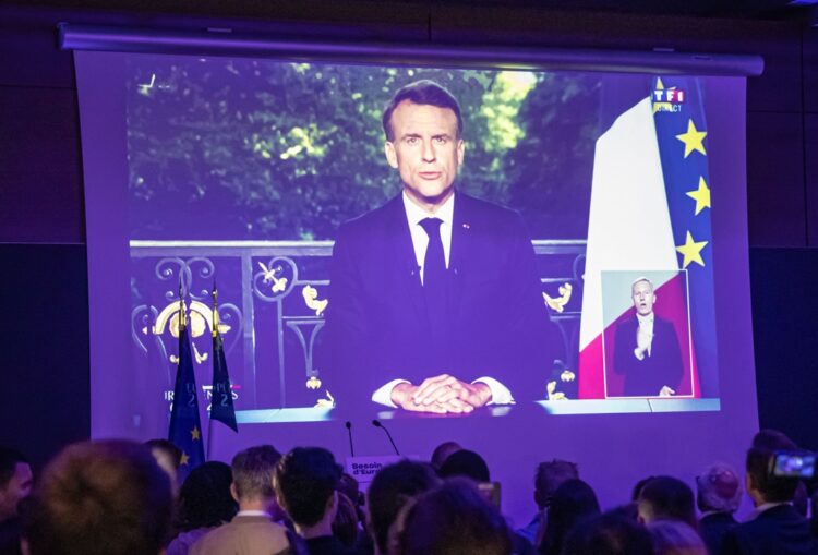 Partidarios del partido presidencial de Enmanuel Macron observan en una pantalla la alocución del mandatario tras su derrota en las elecciones europeas frente a la ultraderecha, el 9 de junio de 2024. Foto: Christophe Petit Tesson / EFE.