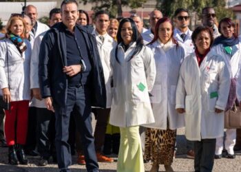 El gobernador de Calabria, Roberto Occhiuto, junto a médicos cubanos que trabajan en esa región italiana. Foto: Gazzetta del Sud.