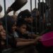 Niños palestinos desplazados por la guerra intentan recoger alimentos donados por un grupo caritativo, en el campamento de Khan Yunis, en el sur de la Franja de Gaza, el 15 de junio de 2024. Foto: Haitham Imad / EFE.