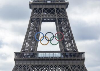 Los Anillos Olímpicos ya están en la icónica Torre Eiffel. Foto: EFE/EPA/ANDRE PAIN.