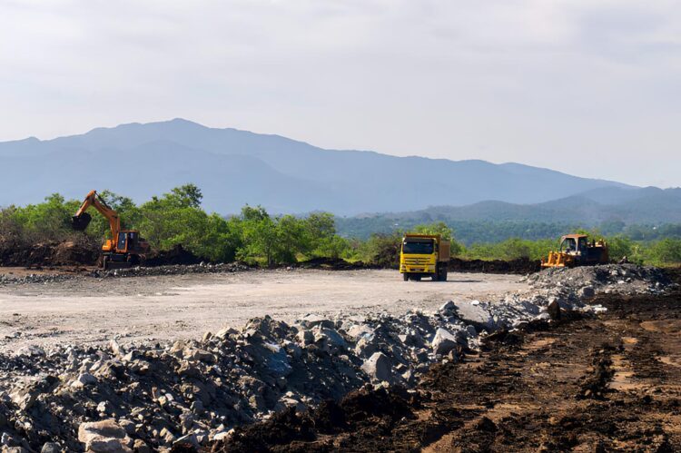 Trabajos iniciales para la construcción de un parque solar fotovoltaico en la localidad de Corúa 5, en el municipio holguinero de Mayarí. Foto: ACN.