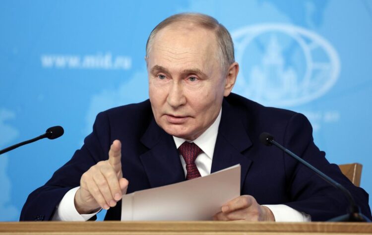 Putin se reúne con los dirigentes del Ministerio de Asuntos Exteriores ruso en Moscú, el 14 de junio de 2024. Foto: VALERIY SHARIFULIN/ EFE/EPA.