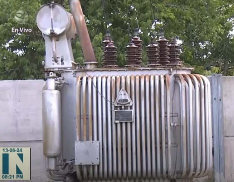 Transformador eléctrico de una subestación en Mayabeque, donde se reportó el robo de aceite de transformadores. Foto: Captura de video de la televisión cubana.