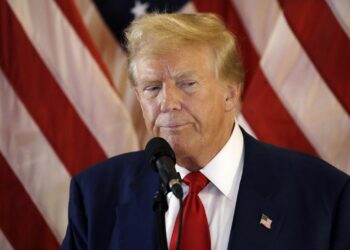 Donald Trump habla en una conferencia de prensa en la Torre Trump el día después de que un jurado lo declaró culpable de los 34 cargos.  Foto: EFE/EPA/PETER FOLEY