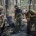 Militares ucranianos de la 57ª Brigada Motorizada asisten a su descanso y se reagrupan en un lugar no revelado de la zona de Kharkiv, Ucrania, el 18 de junio de 2024. Foto: EFE/EPA/SERGEY KOZLOV.