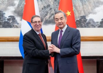 Los cancilleres de Cuba y China, Bruno Rodríguez (i) y Wang Yi, durante un encuentro en Pekín, el 6 de junio de 2024. Foto: Ministerio de Relaciones Exteriores de China vía CGTN.