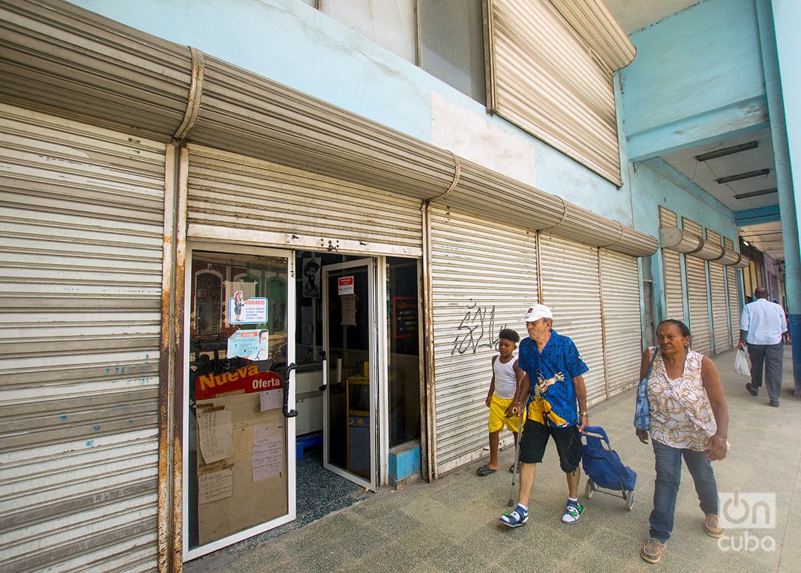 La otrora famosa y grande tienda Alborada, en el Cerro, venida a menos en la actualidad. Foto: Otmaro Rodríguez.