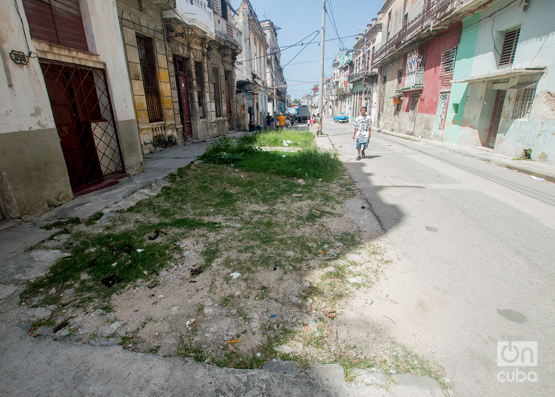 En los barrios como el de Jesús María, las aceras van desapareciendo. Foto: Otmaro Rodríguez.