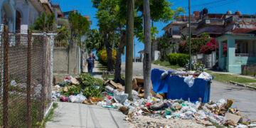 Un basurero desbordado en La Habana. Foto: Otmaro Rodríguez.