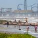 Personas en una playa de Texas, un día antes de la llegada de la tormenta. Foto: CARLOS RAMÍREZ/EFE/EPA.