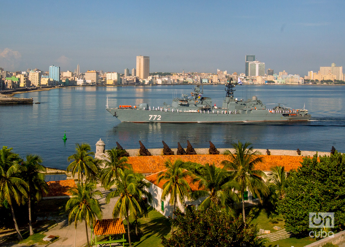 El patrullero Neustrahimiy, de la flota del Báltico de la Marina de Guerra rusa, entra a La Habana. Foto: Otmaro Rodríguez.