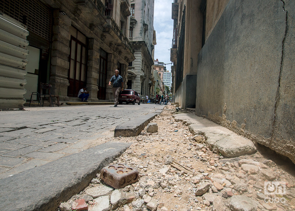 Acera en mal estado en la calle Aguiar. Foto: Otmaro Rodríguez.