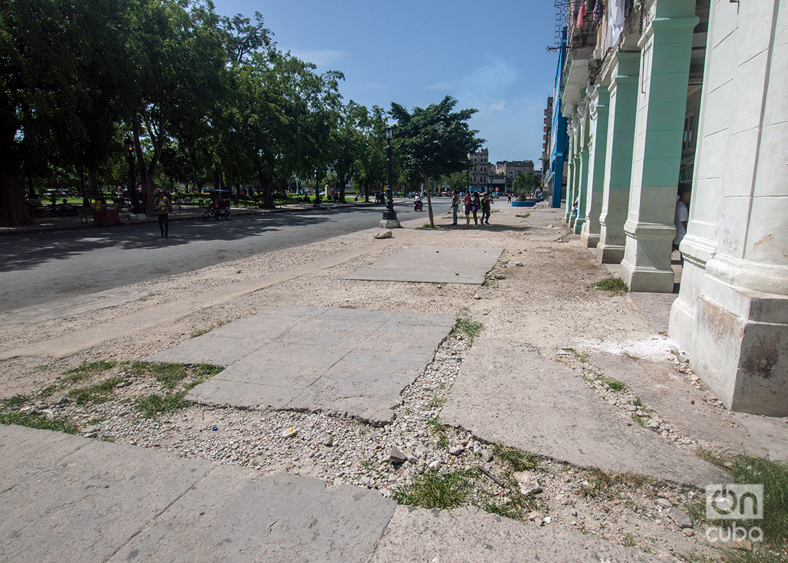 Acera en mal estado en la calle Amistad . Foto: Otmaro Rodríguez.