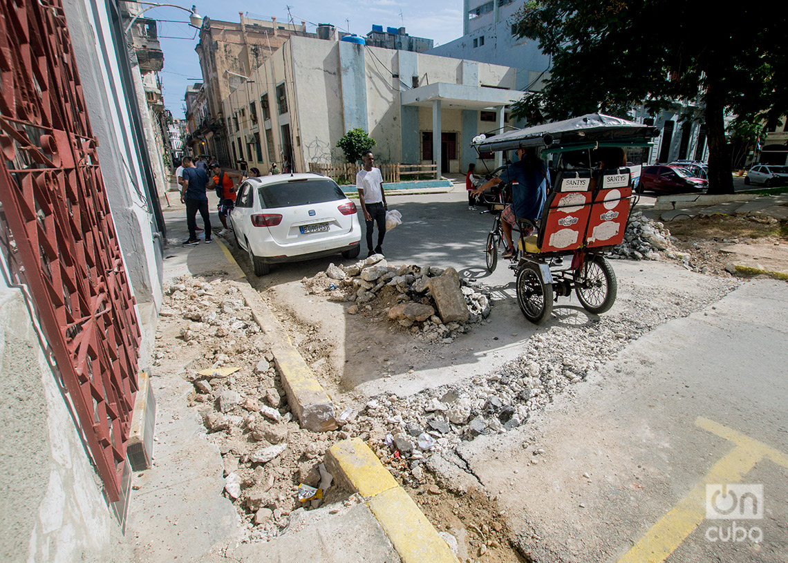 Rotura en la acera por un trabajo eléctrico realizado en la calle Habana. Foto: Otmaro Rodríguez.