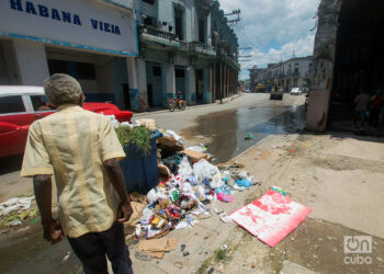 Un basurero desbordado y aguas encharcadas en la calle Monte, Cuatro Caminos, La Habana Vieja. Foto: Otmaro Rodríguez.