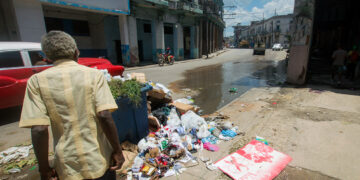 Un basurero desbordado y aguas encharcadas en la calle Monte, Cuatro Caminos, La Habana Vieja. Foto: Otmaro Rodríguez.