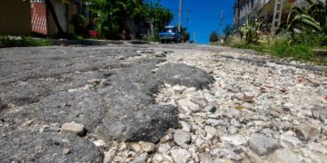 Calle en mal estado en La Habana. Foto: Otmaro Rodríguez.