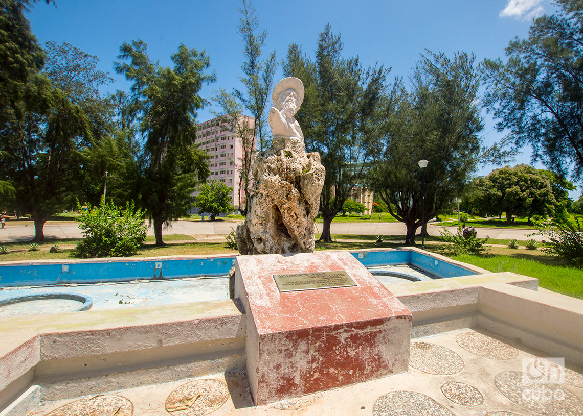 Monumento al Comandante Camilo Cienfuegos en el reparto que lleva su nombre, en la Habana del Este. Foto: Otmaro Rodríguez.