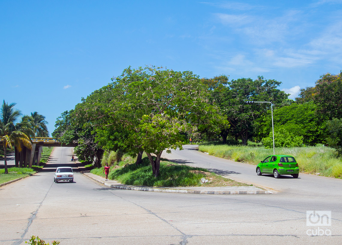 Enlace a la vía Monumental y carretera Naval, en ek reparto Camilo Cienfuegos, al este de La Habana. Foto: Otmaro Rodríguez.