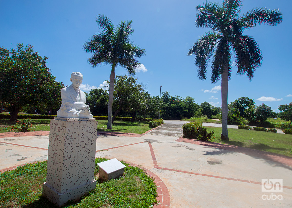 Monumento a José Martí en el reparto Camilo Cienfuegos, al este de La Habana. Foto: Otmaro Rodríguez.