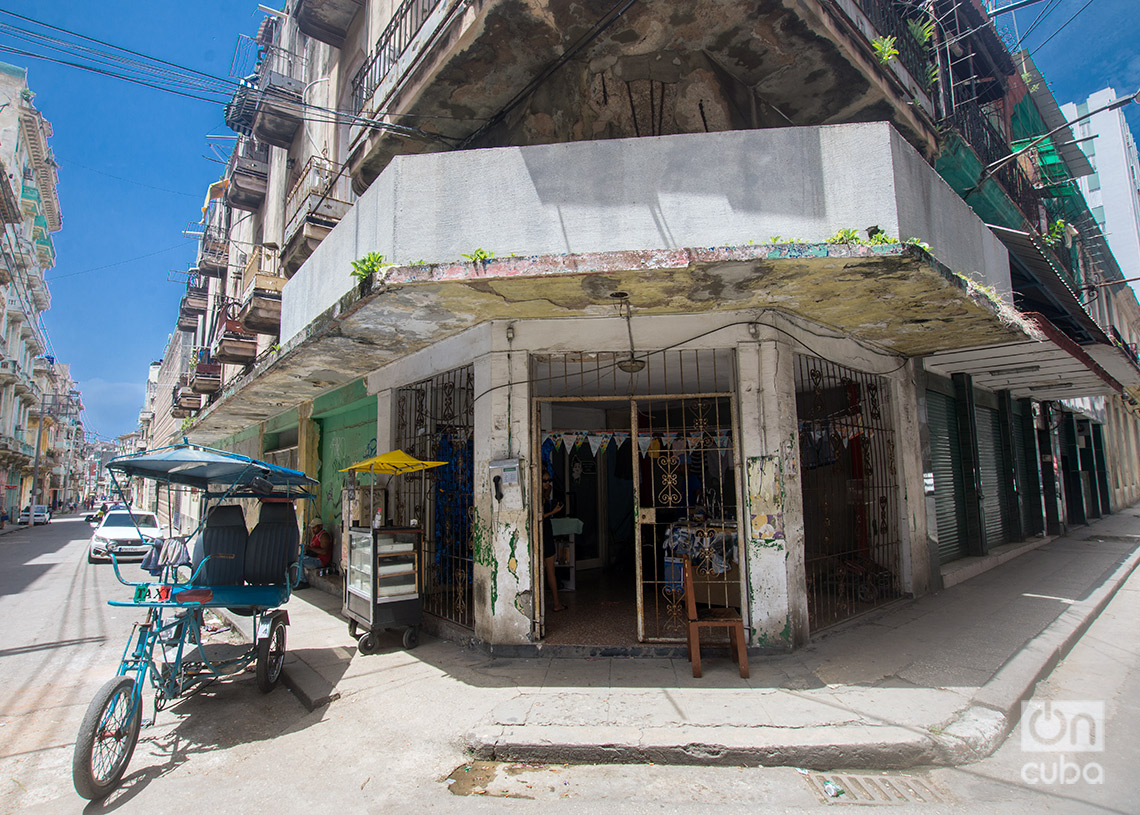 Conocida como la tienda de la Mezclilla, también vendía zapatos en CUC, hoy es una vivienda. Foto: Otmaro Rodríguez.