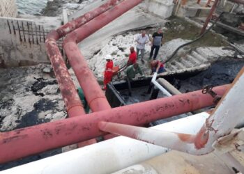 Un salidero en la línea de 920 milímetros de Fuel Oil Alto Vanadio, en la zona industrial de Matanzas, provocó un vertimiento de petróleo en la bahía de dicha ciudad. Foto: Periódico Girón.