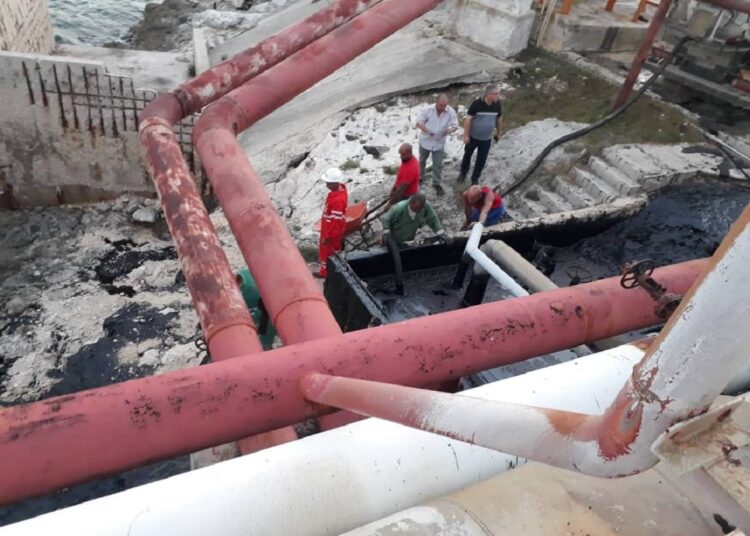 Un salidero en la línea de 920 milímetros de Fuel Oil Alto Vanadio, en la zona industrial de Matanzas, provocó un vertimiento de petróleo en la bahía de dicha ciudad. Foto: Periódico Girón.