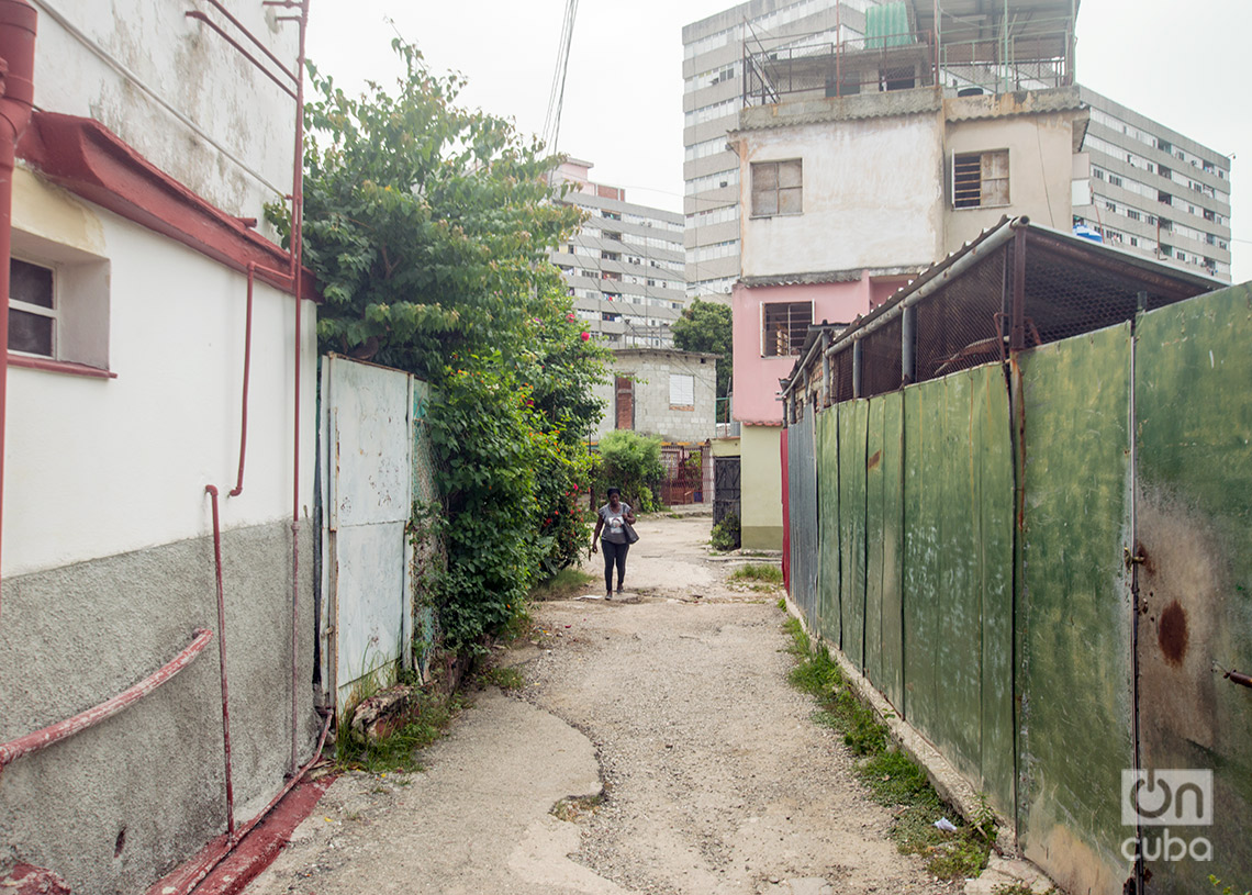 Barrio El Platanito, en el municipio Cerro, La Habana. Detras, los edificios Granma. Foto: Otmaro Rodríguez.