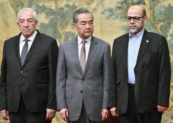 El canciller chino, Wang Yi (c), flanqueado por los representantes de las organizaciones paletinas Al Fatha y Hamás, durante un encuentro de facciones palestinas en Beijing que culminó con un acuerdo de unidad nacional. Foto: Pedro Pardo / POOL / EFE.