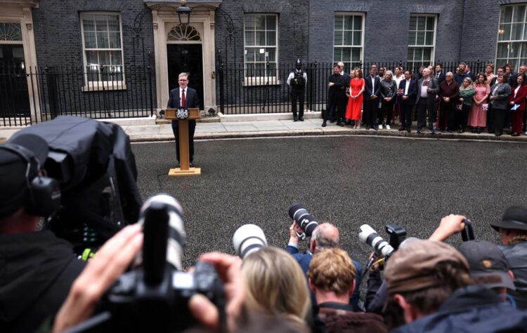 El nuevo primer ministro británico, Keir Starmer, pronuncia su primer discurso en su residencia de Downing 10 Street. Foto: EFE/EPA/ANDY RAIN.