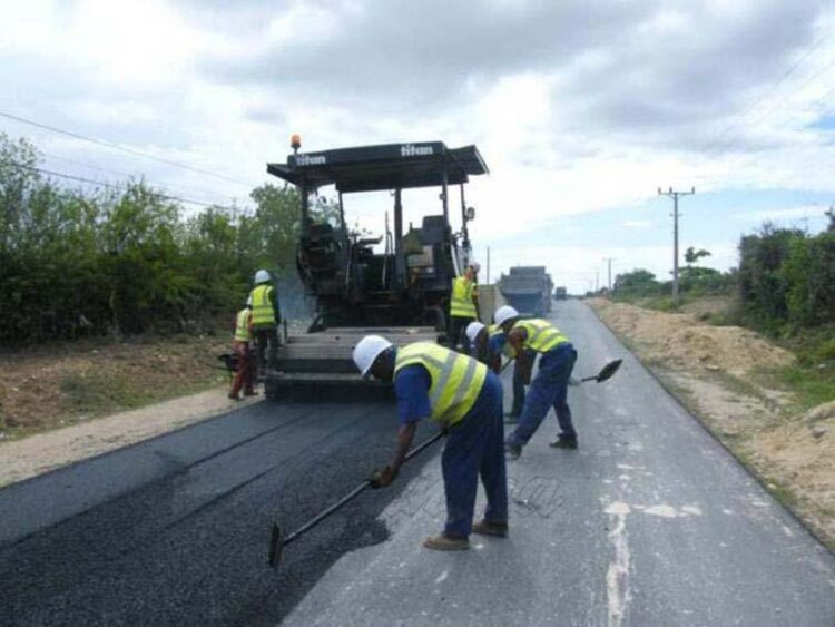 El proceso de asfaltar vías en Cuba marcha con sensibles atrasos. Foto: Granma