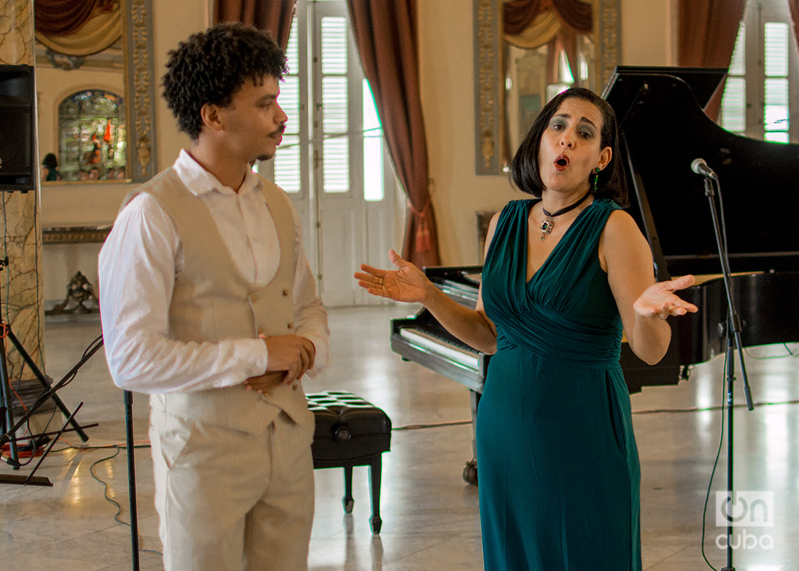 El tenor José Luis Guzmán y la mezzosoprano Giselle Polanco, en el concierto "Joyas de Ecuador", en la sala Ignacio Cervantes, en La Habana. Foto: Otmaro Rodríguez.