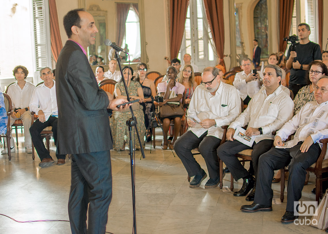 Helson Hernández, curador y director artístco, habla durante la presentación del concierto "Joyas de Ecuador", en la sala Ignacio Cervantes, en La Habana. Foto: Otmaro Rodríguez.