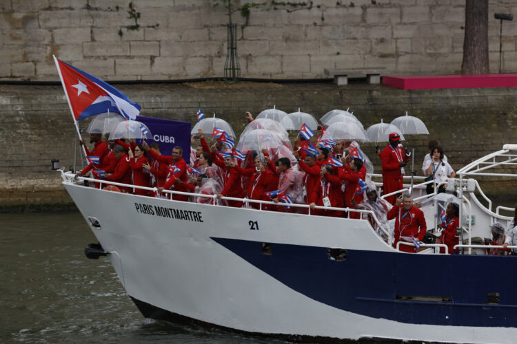 La selección de Cuba desfila en barco por el río Sena, durante la ceremonia de inauguración de los Juegos Olímpicos de París 2024, este viernes en la capital francesa. Foto: Julio Muñoz/EFE.