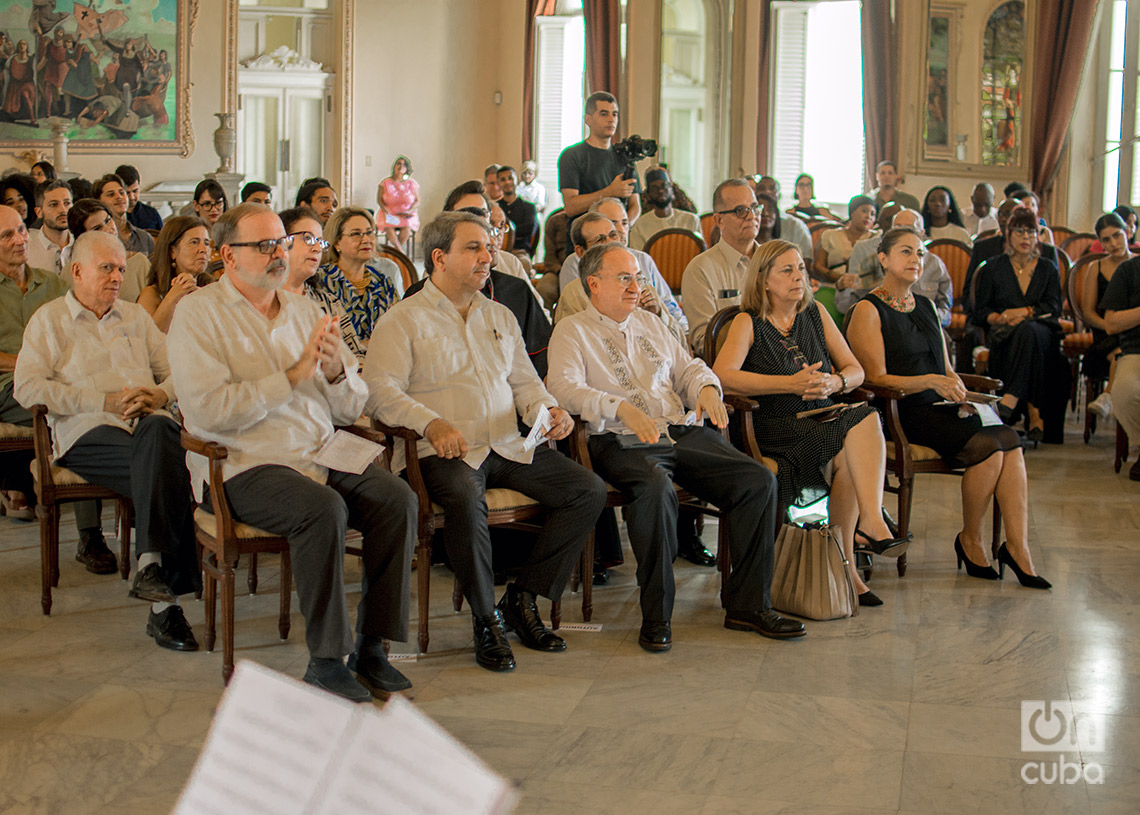 José María Borja (centro), Embajador de Ecuador en Cuba, junto a autoridades de Cuba, invitados y público en el concierto "Joyas de Ecuador", en la sala Ignacio Cervantes, en La Habana. Foto: Otmaro Rodríguez.