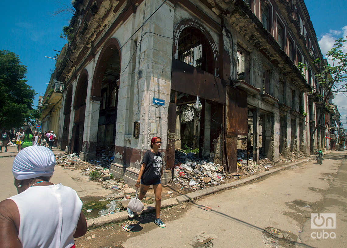 Basurero en las ruinas del antiguo Hotel Isla de Cuba, en La Habana. Foto: Otmaro Rodríguez.