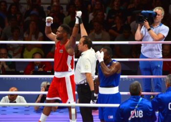 Loren Berto Alfonso (izquierda) dio la primera gran sorpresa del boxeo olímpico tras vencer al favorito cubano Julio César La Cruz. Foto: Ricardo López Hevia.