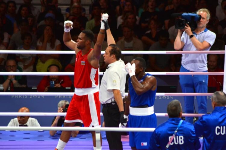 Loren Berto Alfonso (izquierda) dio la primera gran sorpresa del boxeo olímpico tras vencer al favorito cubano Julio César La Cruz. Foto: Ricardo López Hevia.