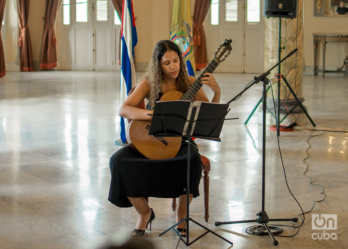 Mabel González (guitarra) en el concierto "Joyas de Ecuador", en la sala Ignacio Cervantes, en La Habana. Foto: Otmaro Rodríguez.