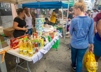 Venta de productos por negocios privados en la feria de la calle Galiano, en La Habana. Foto: Otmaro Rodríguez.