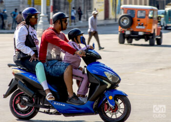 Una familia en una moto eléctrica en La Habana. Foto: Otmaro Rodríguez.