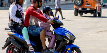 Una familia en una moto eléctrica en La Habana. Foto: Otmaro Rodríguez.