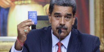 El presidente de Venezuela, Nicolás Maduro, sostiene la Constitución de la República Bolivariana de Venezuela durante una rueda de prensa este miércoles, en el Palacio de Miraflores en Caracas. Foto: Ronald Peña R. / EFE.